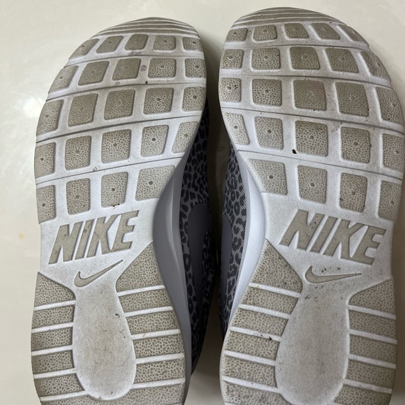 EUC Gray Leopard Nike Tanjun Size 6Y - Picture 5 of 5